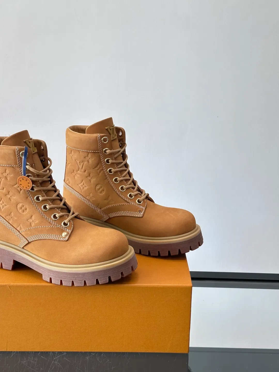 [L Home] Top P: 920💰 Size: 39-44 (45 can be customized) LOUIS VUITTON Louis Vuitton ss25 LV Donkey brand new thick-soled lace-up big-toe shoes men's casual shoes high-top short boots. These boots are crafted from top-grain calf leather for a lightweight and comfortable fit. The thick EVA outsole is embellished with eye-catching ridges, and the trendy attitude of being both strong and soft makes it an everyday choice. ✔Upper: imported first-layer cowhide ✔Lining: cowhide ✔Outsole: original molded outsole